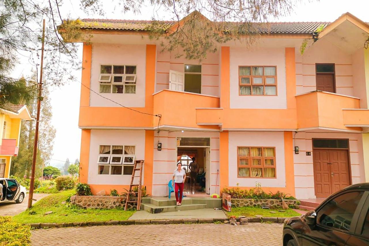 Villa Bukit Indah Brastagi / Berastagi Exterior foto